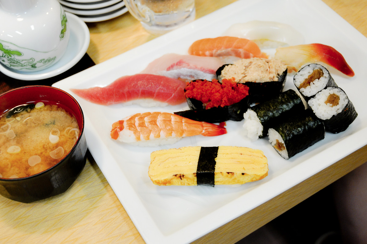 Sushi-breakfast in Tsukiji at 6 a.m.